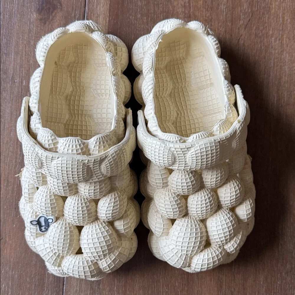 Size 2/3 clog slippers slides croc like